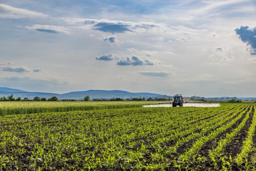 IBMA - tractor aplicando fitosanitarios en el cultivo